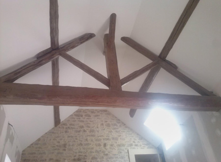 Photo d'un plafond avec poutres apparentes