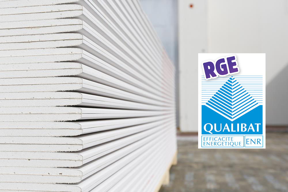 Photo de plaques de placoplâtre avec le logo RGE Qualibat